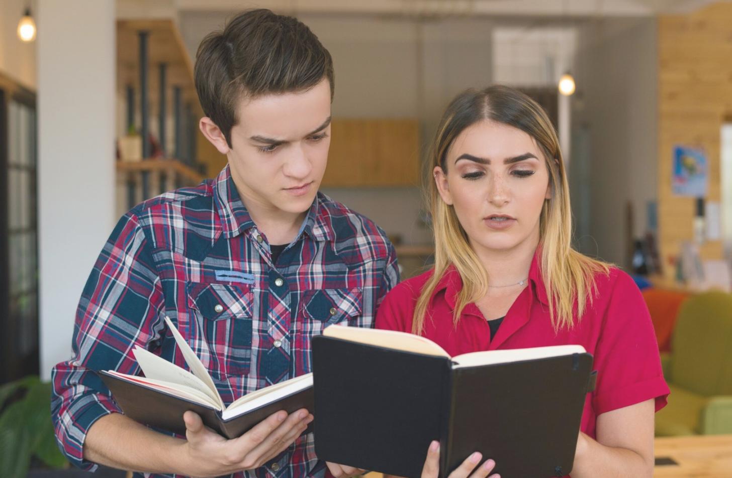 Рабочее место фотографа с компьютером и оборудованием